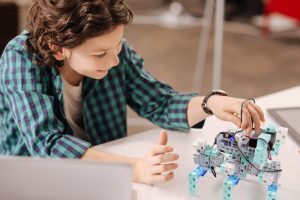 robot educatif en atelier de programmation